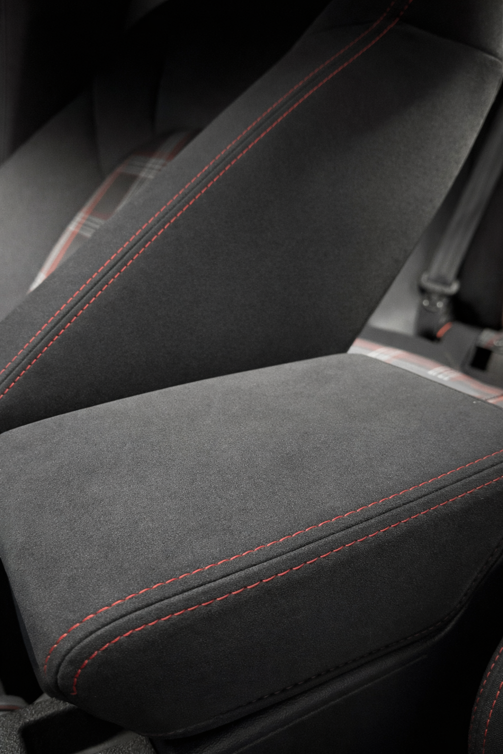 Alcantara Optik Mittelarmlehne für VW Golf 7, 7.5 GTI, GTD, GTE, R & Polo 6 AW GTI, R-Line